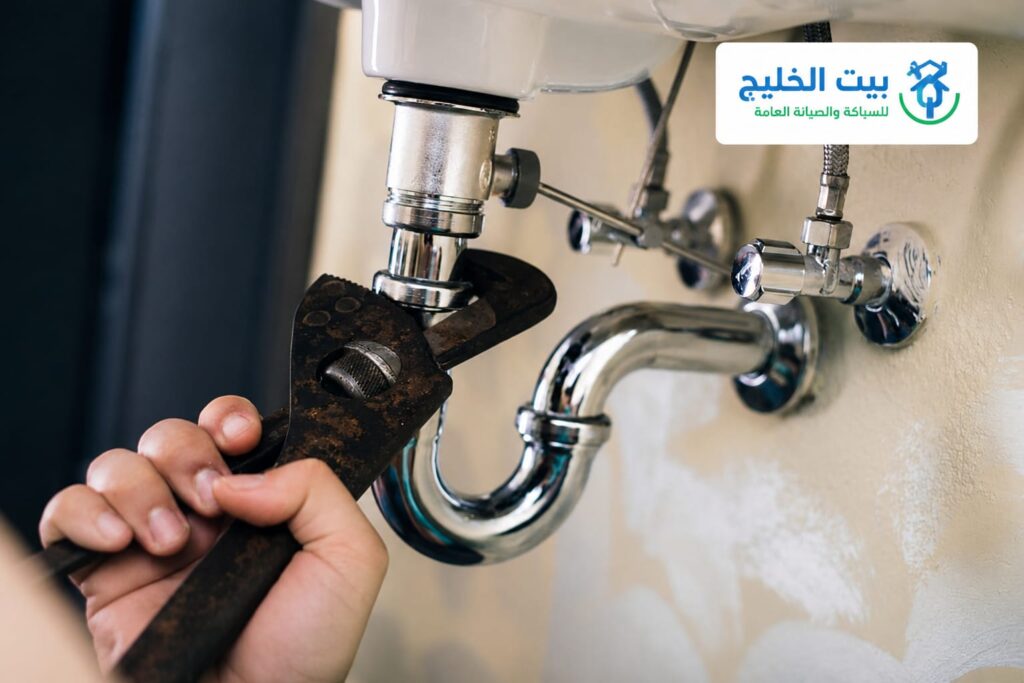 إصلاح وصلة صرف المغسلة وتشديد السيفون أسفل الحوض بواسطة فني صحي محترف من بيت الخليج ضمن خدمات صحي جمعية صباح سالم