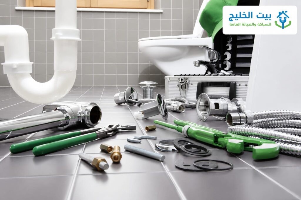 أدوات السباكة وأدوات التركيب المستخدمة في خدمة فني صحي صباح السالم من بيت الخليج، تشمل معدات الإصلاح والصيانة والتجهيزات الصحية الحديثة